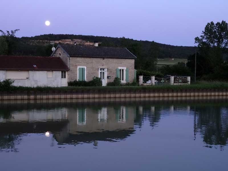 Pleine lune à Pouiillenay Canal de Bourgogne
