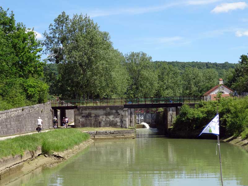 Ecluse canal de Bourgogne