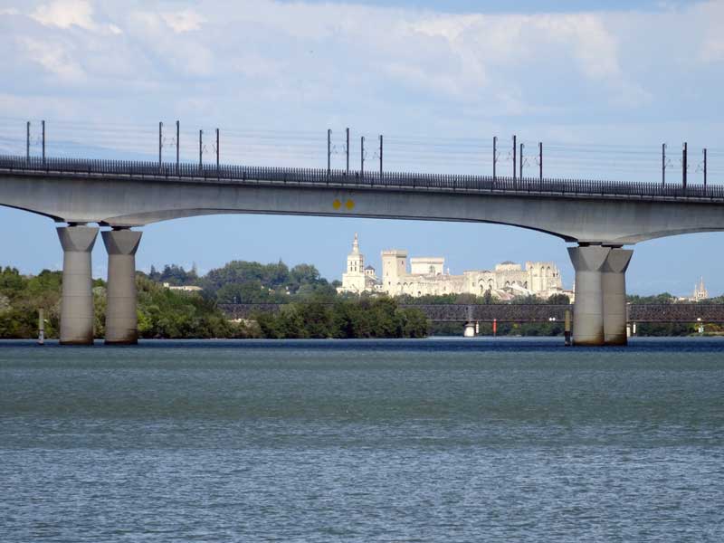 Sous le pont d'Avignon T.G.V.