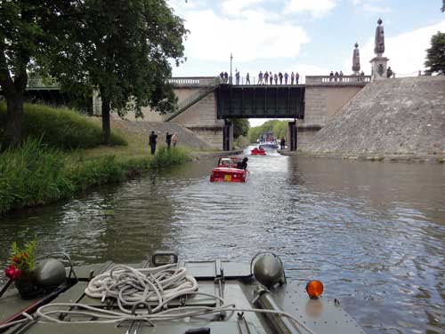 Amphibie sous le pont canal