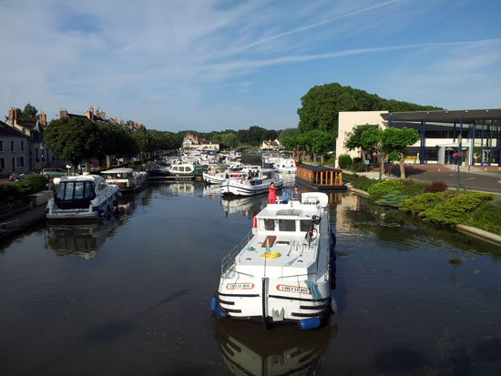 Embouteillage au port de Briare