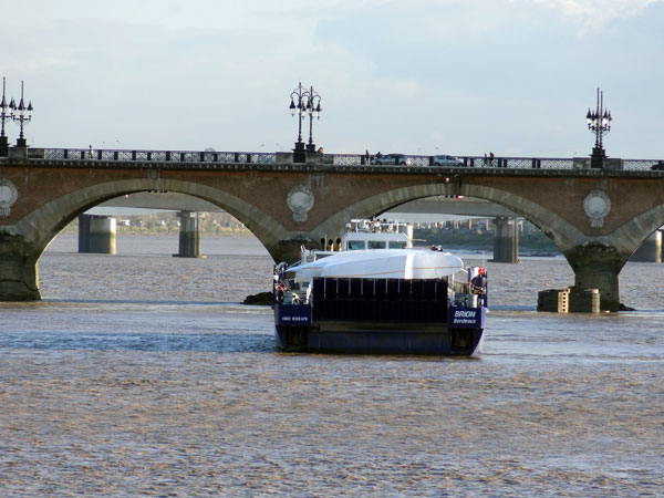 Aujourd'hui sur sa barge, c'est une aile de l'Airbus A380. 