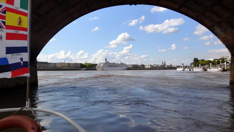 Vu aval du Pont de Pierre