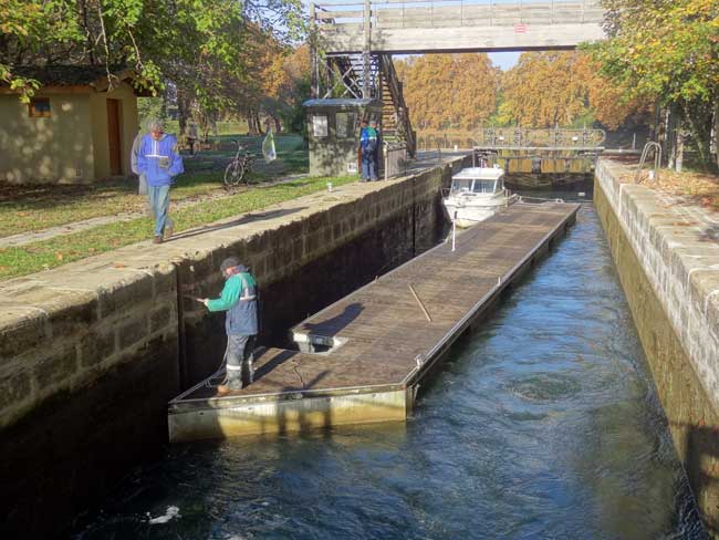 Ponton d'attente en Garonne