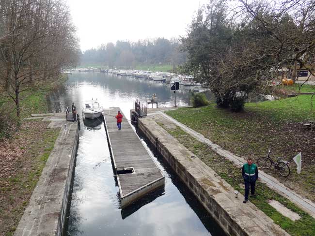 Ponton d'attente en Garonne