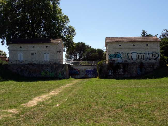 Maisons de l'écluse régulatrice