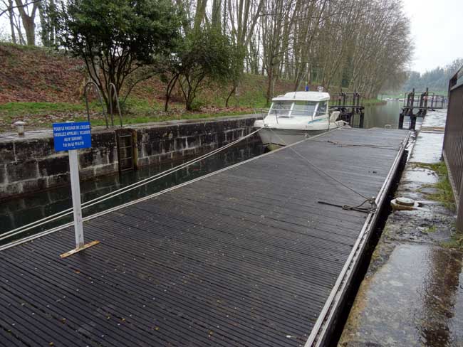 Ponton d'attente en Garonne