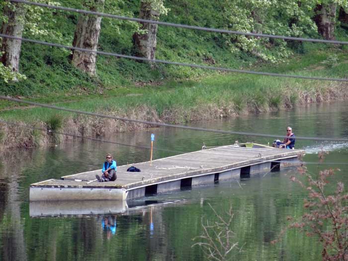 Ponton d'attente en Garonne