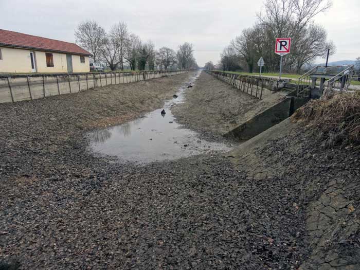 Vu amont de l'écluse de L'Auvignon