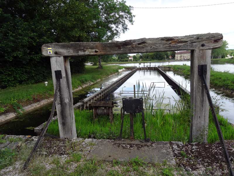 Bac pour le passage des peniches lèges