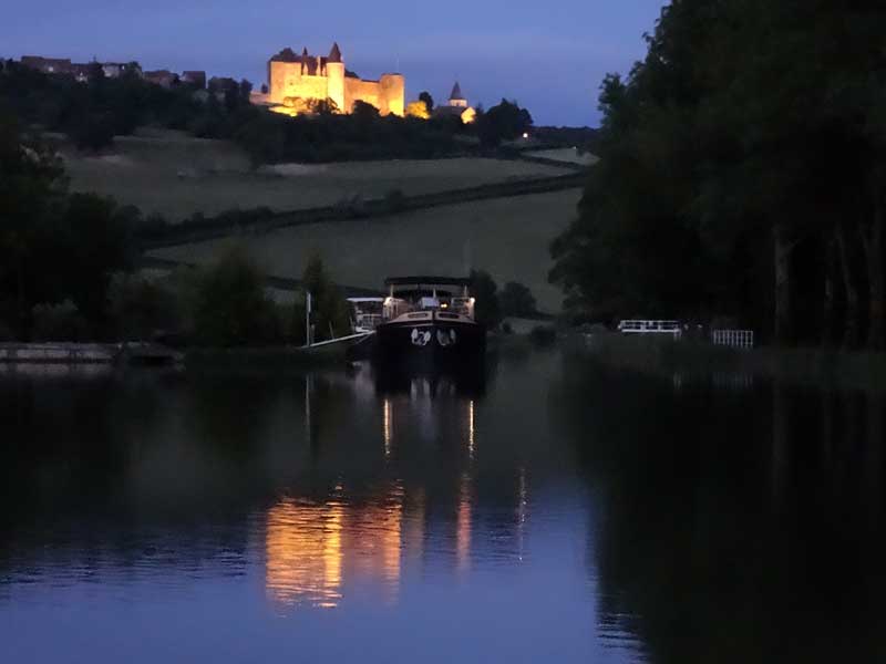 Vue de nuit sue Chateauneuf en Auxois