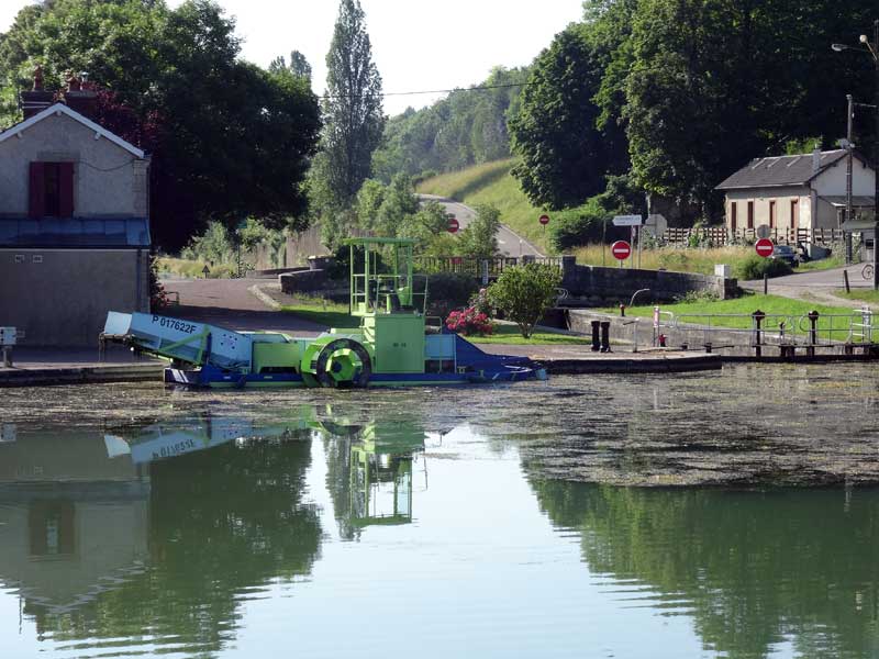 Faucardeuse du canal de Bourgogne