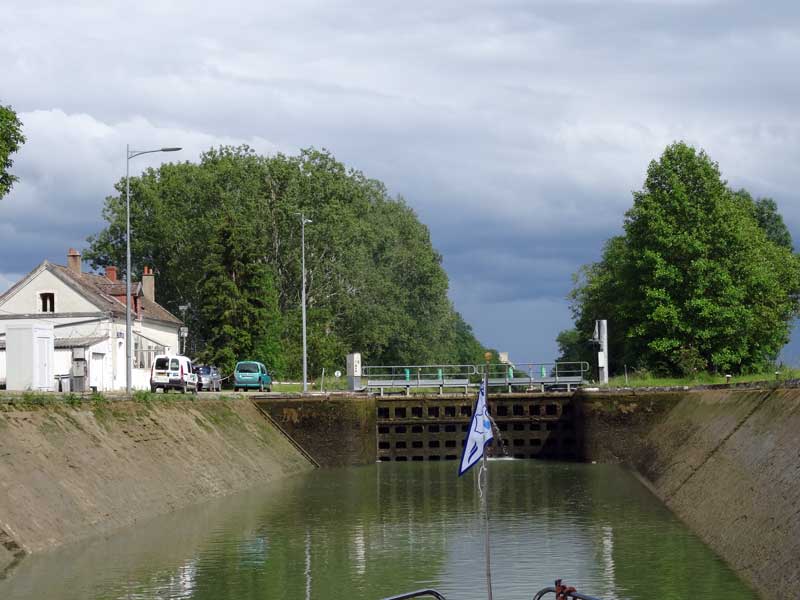 Ecluse à bajoyers inclinés