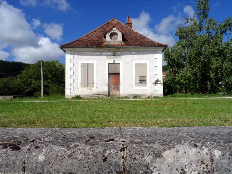 Maison éclusière du canal de Bourgogne