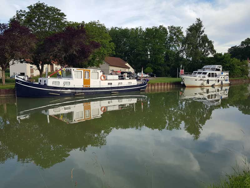 Bateau au port de Marigny le Cahouet