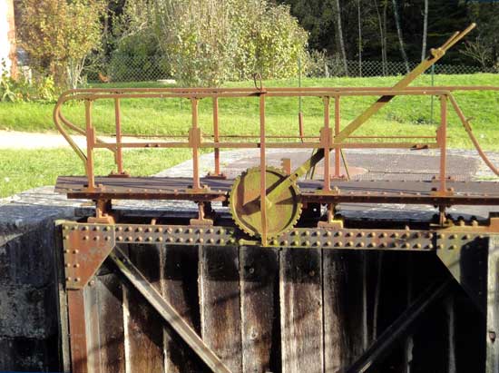 Porte d'écluse canal d'Orléans