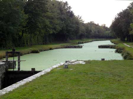 Bief de partage du canal d'Orléans