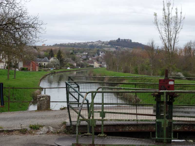 Sancerre depuis l'écluse de Thouvenay