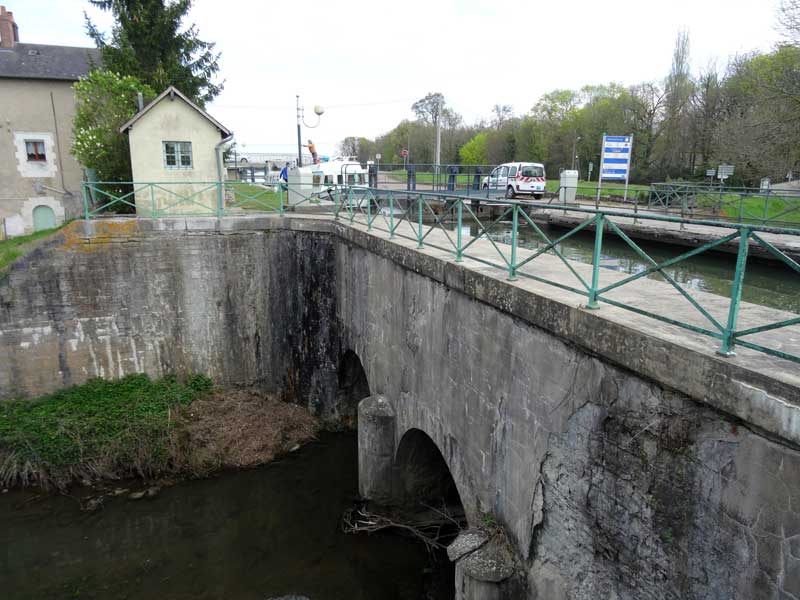 Pont-canal de Marseilles-les-Aubigny