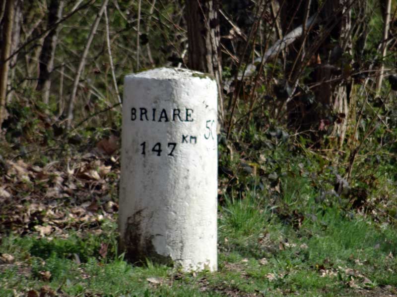 Borne canal latéral à la Loire