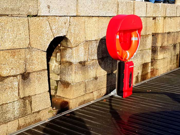 Bou&eacute;e et extincteur sur les pontons