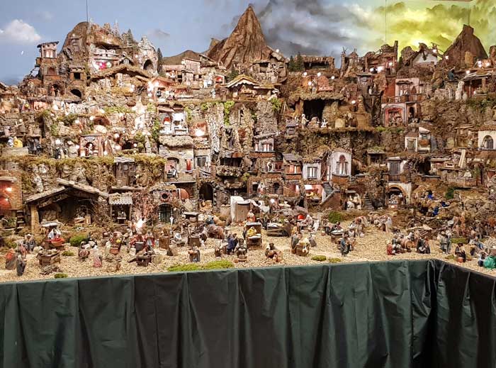 Village italien animé et sa crèche