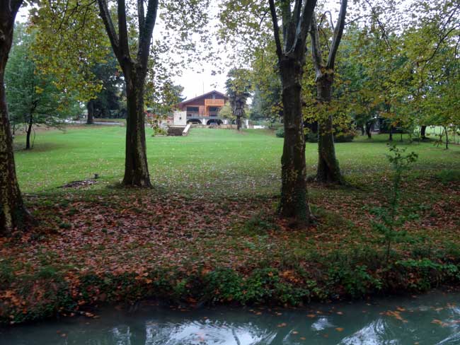 Maison le long du canal