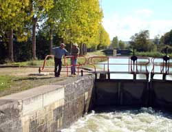 Ecluse sur le canal de Bourgogne
