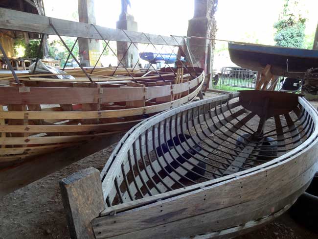 Canoé en fabrication