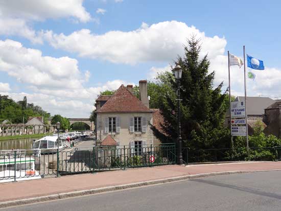 Pavillon bleu au port de Briare